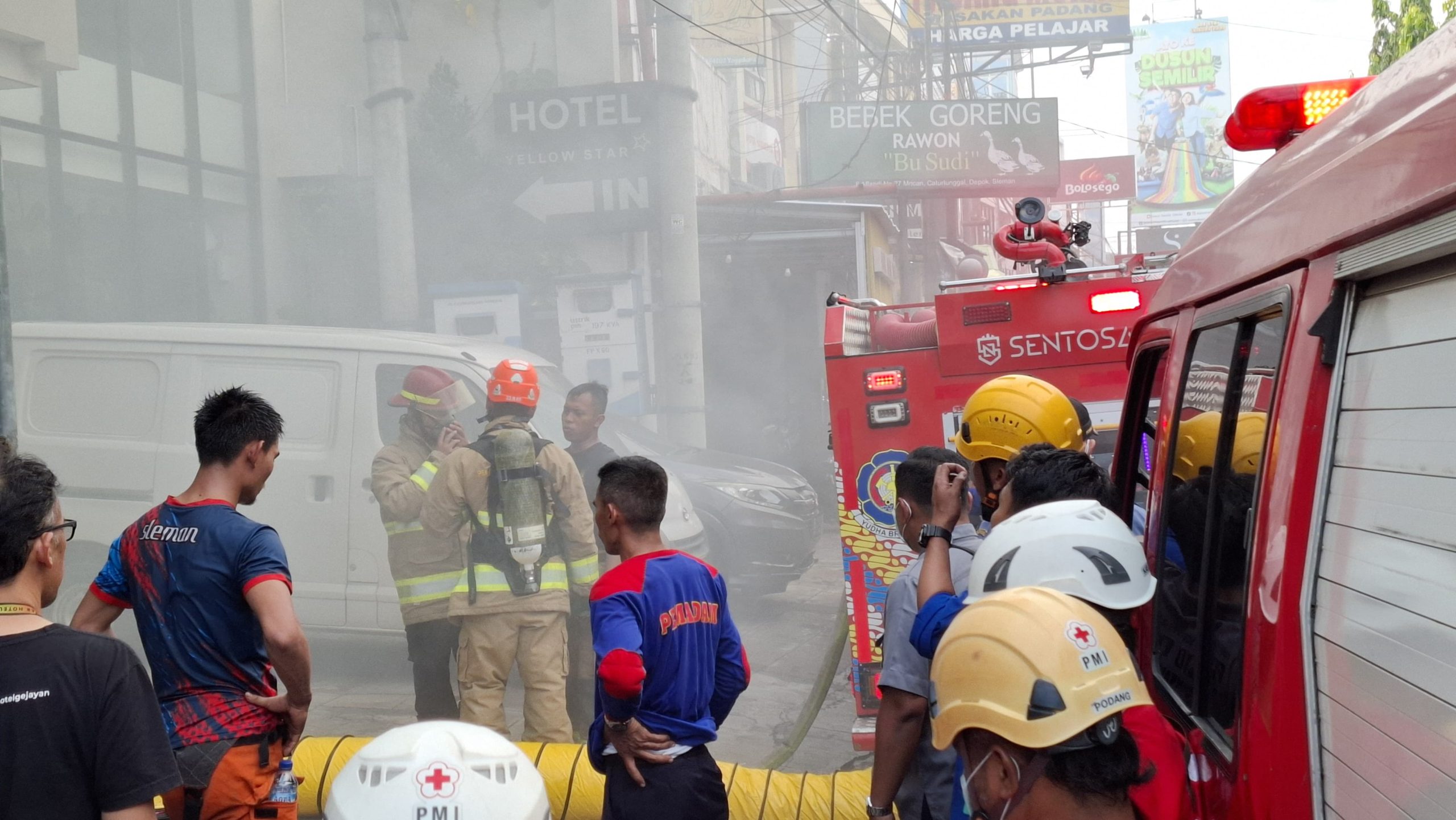 Petugas Pemadam Kebakaran sedang menangani kebakaran yang menimpa YTellow Star Hotel di Jalan Adisucipto Yogyakarta, Senin (1/7/2024). Foto2 : "Olivia Rianjani.