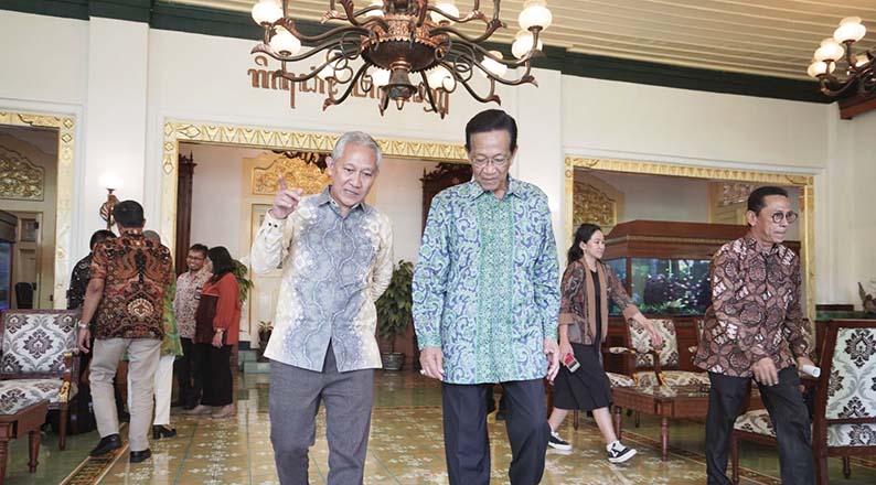 Dirjen Perimbangan Keuangan bersama Gubernur DIY