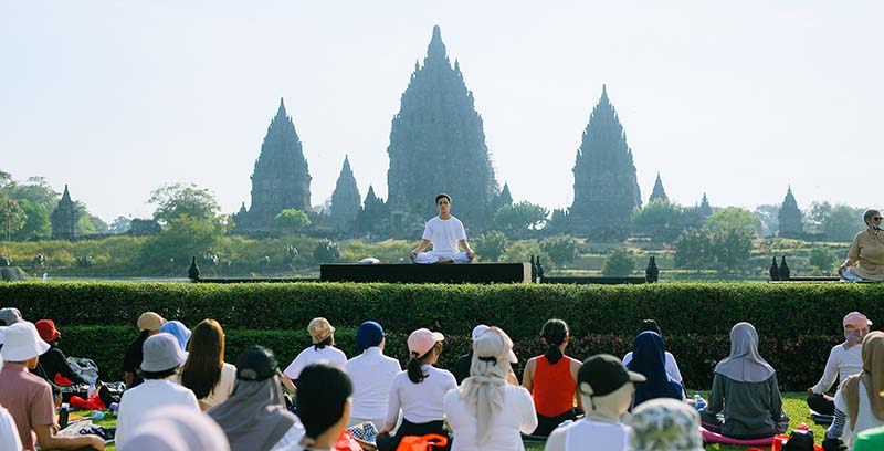 meditasi pagi hari di candi prambanan